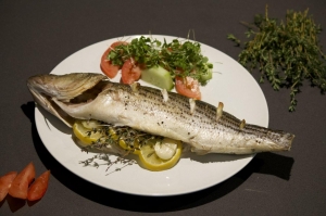 Сибас с чесноком и лимоном в духовке 