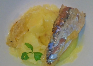 Скумбрия с луком в фольге в духовке 