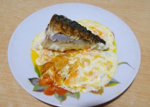 Скумбрия с овощами в сметанном соусе на сковороде 