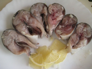 Скумбрия соленая с лимоном и луком в домашних условиях 