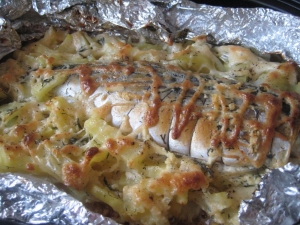 Скумбрия запеченная в духовке с картошкой в фольге 