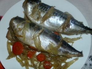 Скумбрия запеченная с луком и лимонным соком в духовке 