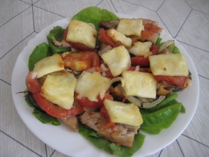 Скумбрия запеченная в духовке с помидорами и сыром кусочками 