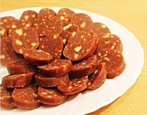 Сладкая колбаска из печенья и какао с молоком 