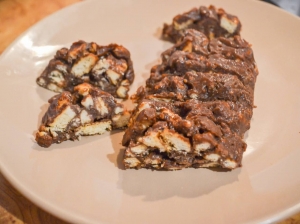 Сладкая колбаска из печенья с орехами и какао 