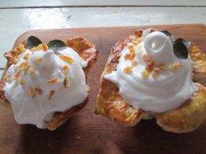 Сладкие корзиночки из слоеного теста с белковым кремом и начинкой 