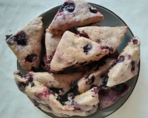 Сладкие сконы со смородиной 