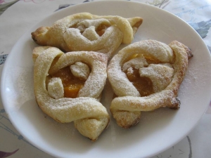 Сладкие слойки с фруктами и ягодами 