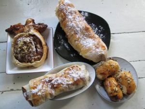 Сладкие слойки с разной начинкой: тыква, яблоко, шоколад, апельсин 