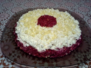 Слоеный салат из вареной свеклы с творогом и чесноком 