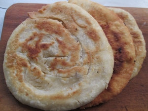 Слоеные лепешки с сахаром на сковороде 