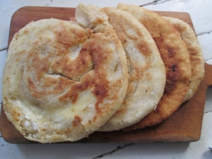 Слоеные лепешки с творогом 