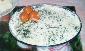 Слоеный салат с копченой курицей и помидорами на праздник 