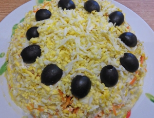 Слоеный салат с курицей и морковью по-корейски 