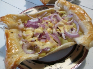 Слойки с картошкой и луком 