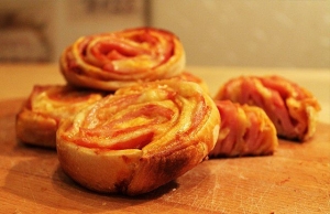 Слойки с ветчиной и сыром 