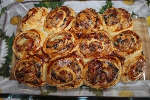 Слойки с сыром и грибами 