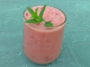 Смузи с бананом и ягодами на овсяном молоке для похудения 