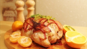 Сочная курица в беконе запеченная целиком в духовке 