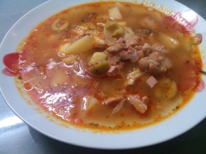 Солянка сборная мясная с колбасой, курицей, мясом и маслинами: домашний рецепт с фото 