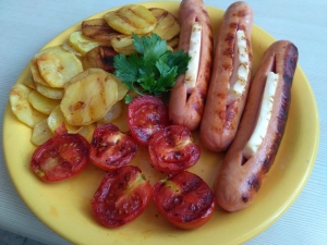 Сосиски и картофель на сковороде-гриль 