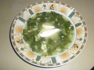 Суп из шпината с яйцом и плавленым сыром 