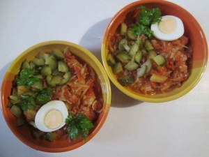 Суп томатный с колбасой и огурцами 