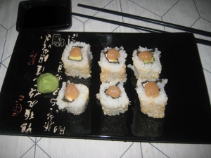 Суши с икрой трески и авокадо 