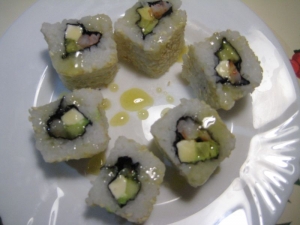 Суши с креветками и огурцом 