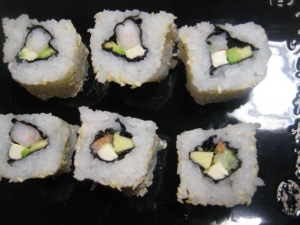 Суши с креветками, авокадо и сыром 