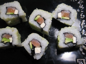 Суши с лососем и авокадо 