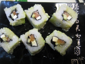 Суши с лососем и огурцом 