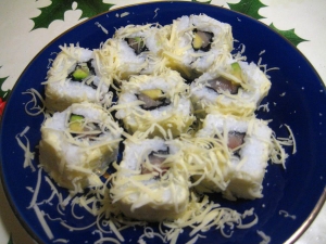 Суши со скумбрией, авокадо и сыром дома 