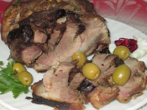 Свиная рулька с черносливом в духовке 