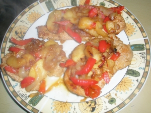 Свинина с яблоками, перцем и медом на сковороде 