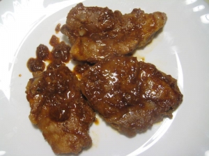 Свинина с соевым соусом и чесноком жареная на сковороде 