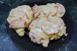 Свинина с сыром и помидорами на сковороде 