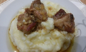 Свинина тушеная с луком и чесноком на сковороде 