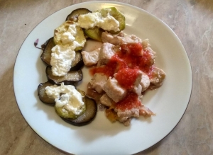 Свинина в вине с овощами и соусом 