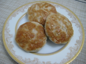 Свиные котлеты с картошкой и хлебом 