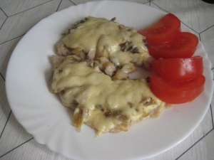 Свиные отбивные с грибами и сыром на сковороде 