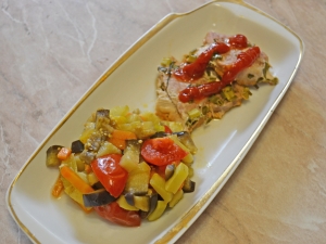 Свиные стейки с овощами в вине 