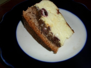 Сырник с маком и вишней на песочном тесте 