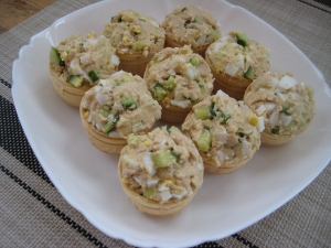 Тарталетки с икрой трески и огурцом 