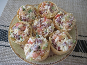 Тарталетки с колбасой, сыром и помидорами 