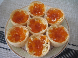 Тарталетки с красной икрой и сыром 