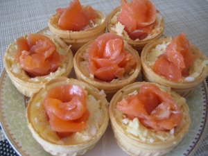 Тарталетки с красной рыбой и сыром на праздник 
