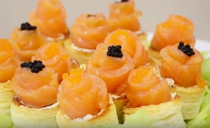 Тарталетки с красной рыбой и сыром 