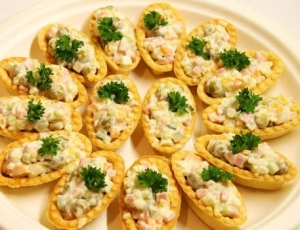 Тарталетки с оливье на праздничный стол 