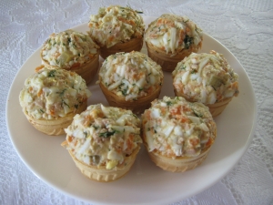 Тарталетки с печенью трески и морковью 